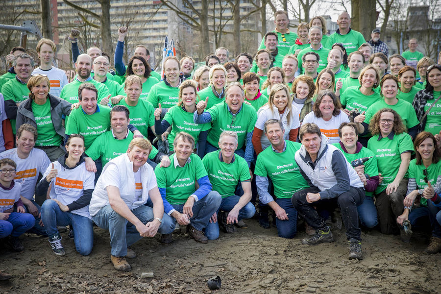 Bleiswijkse ondernemers, samen met Koning Willem-Alexander en Koningin Máxima, tijdens NLdoet in Bleiswijk