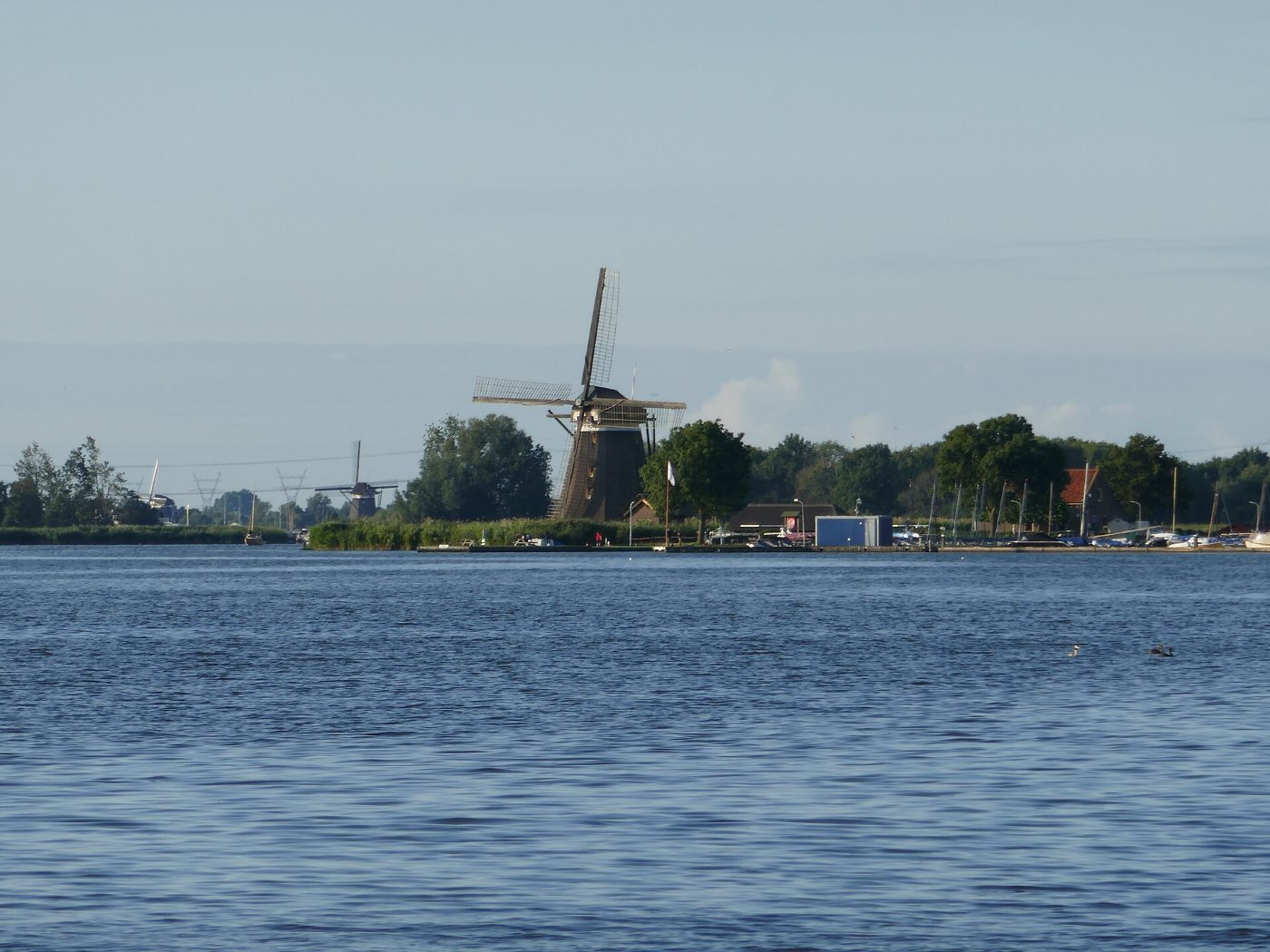 De Vismarkt aan het water in Bleiswijk, met terrassen en de Grote Kerk op de achtergrond